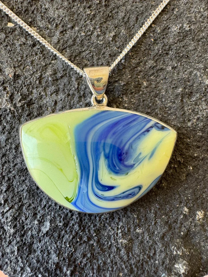 Houze Glass 1914 Chicago Pendant Glows Under UV Light!